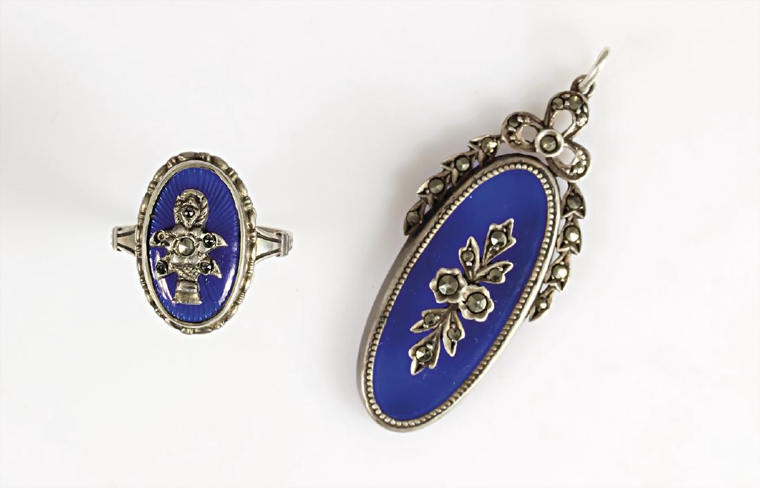 Lot: 1920/30er Jahre, Silber 800/000, Anhänger,: Lot: 1920/30er Jahre, Silber 800/000, Anhänger, blaues transparentes Glas, H = 46 mm (Öse später); Ring, blaues Emaille, RW ca. 53, beide Schmuckstücke mit Markasiten ausgefasst