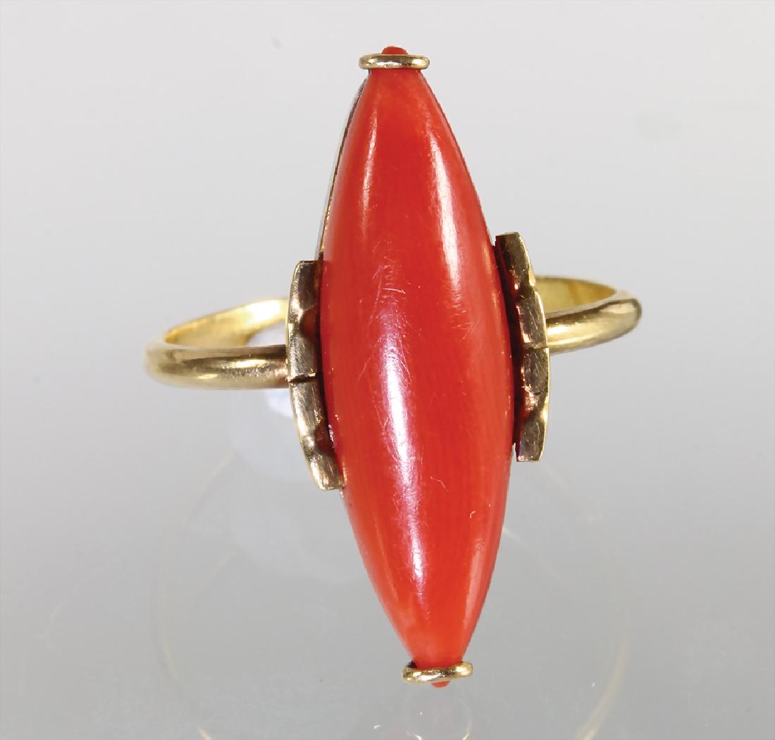 Ring, 1930er Jahre, GG 750/000, Koralle in Navetteform: Ring, 1930er Jahre, GG 750/000, Koralle in Navetteform ca. 24,5 x 7,0 mm, RW ca. 55