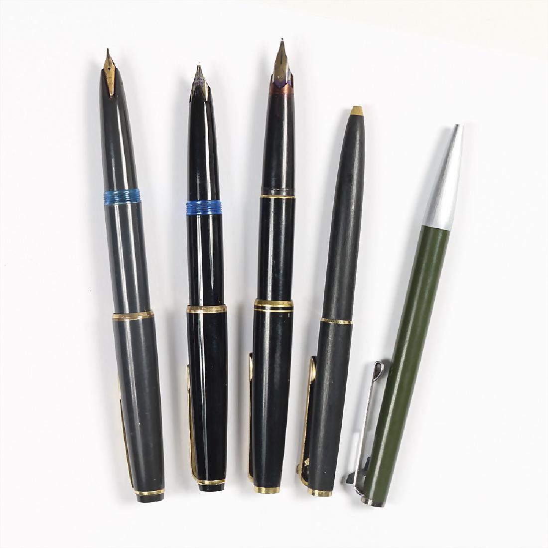 Lot: Schreibutensilien "MONTBLANC", 1: Lot: Schreibutensilien "MONTBLANC", 1 Kolbenfüllfederhalter, No 31, L = 13,6 cm; 1 Kolbenfüllfederhalter No 34 mit Goldfeder 585/000, vergoldeter Ring u. Clip, Korpus: schwarzes Edelharz, L = 12,8 c