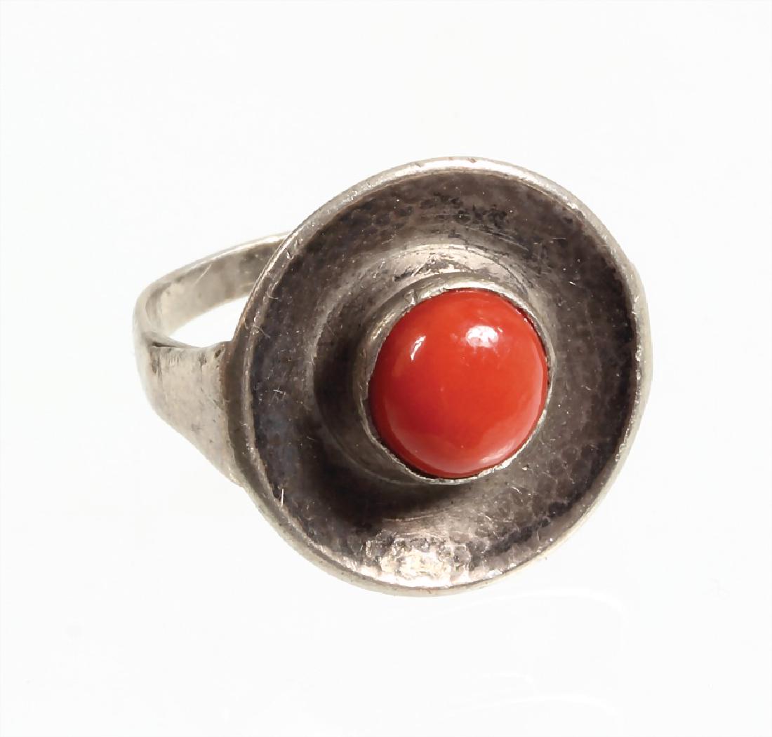 Ring, "ART-DECO" 1930/40er Jahre, Silber 835/000,: Ring, "ART-DECO" 1930/40er Jahre, Silber 835/000, Korallencabochon, RW ca. 51 Für diesen Artikel ist ein Versand in nicht EU-Länder leider nicht möglich !
