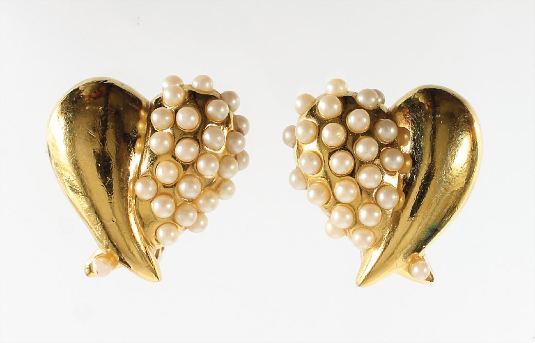 Herzförmige Kunstperlen-Ohrclips signiert ESCADA.: Herzförmige Kunstperlen-Ohrclips signiert ESCADA. Goldfarbenes glänzendes Metall, ca.28 x 27 mm