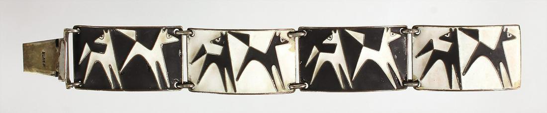 Armband 1960er Jahre, Metall, Schnepper u. Ösen in: Armband 1960er Jahre, Metall, Schnepper u. Ösen in Silber, sig. Bunge, graphische Tiere schwarz/weiß emailliert, innen rosa gestreift emailliert, B = 24,3 mm, L = 18,0 - 18,5 cm