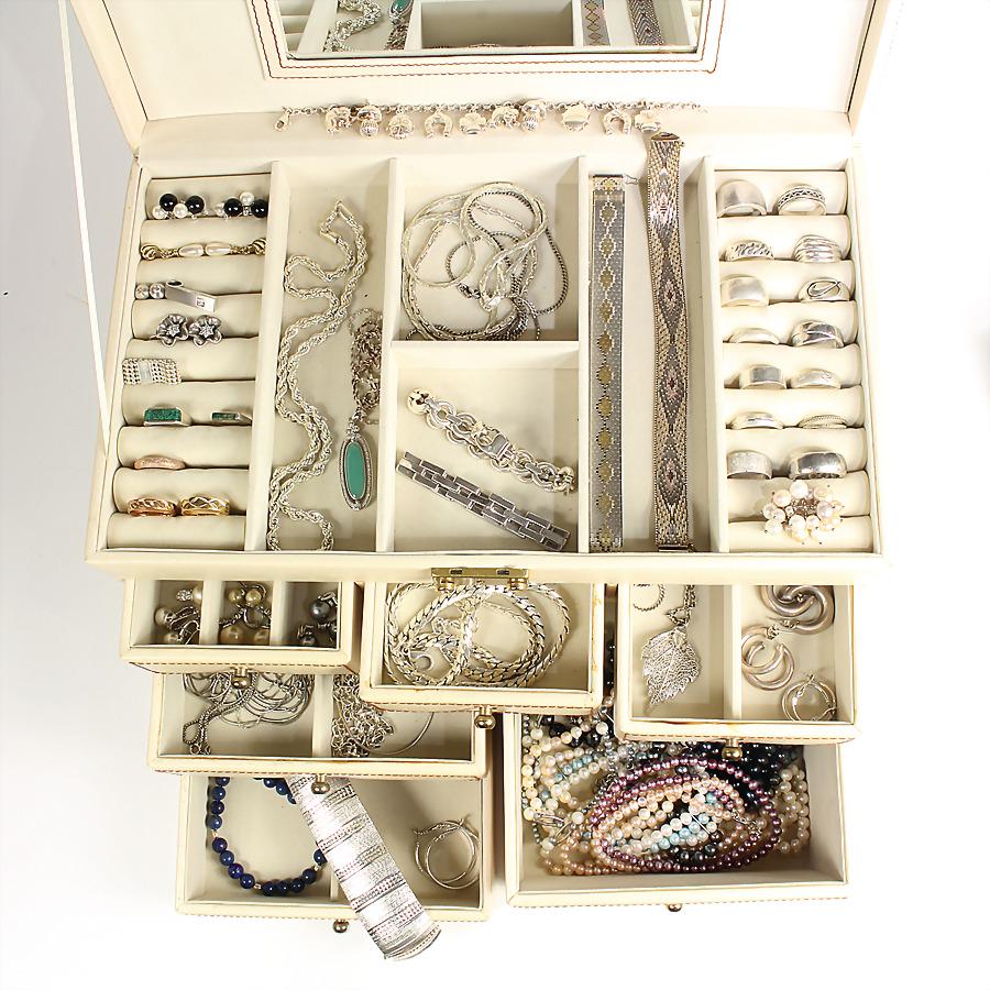 big jewellery box, contents: all of it is made of: big jewellery box, contents: all of it is made of silver ! partially gilded, rings, ear jewellery, chains bracelets, bracelet, pendants?.. and some bead jewelry ! casket 33.5 x 21.5 x 19.5 cm German D