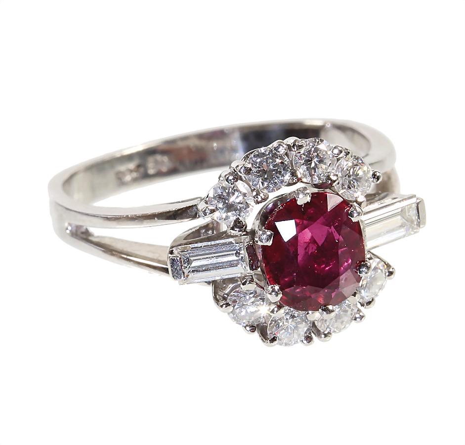 ring classic 1970s/'80s, white gold 585/000, signed BC,: ring classic 1970s/'80s, white gold 585/000, signed BC, a central ruby with intensive bright red color (Siam/Burma ?) c. 0.55-0.60 ct (6.8 x 6.0 mm, very flat cut!), at the sides 2 diamonds with bague
