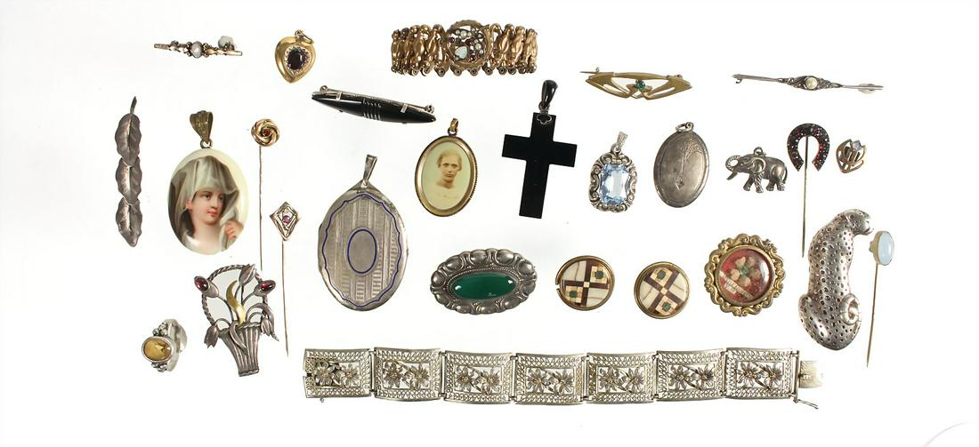 lot: 24 pieces mainly silver jewelry from the 1880s up: lot: 24 pieces mainly silver jewelry from the 1880s up to the 1940s, 1 brooch, Leopard lenght = 56.2 mm, 1 pin, horseshoe set with grenades, lenght = 52.9 mm, 1 brooch, flower basket, height = 43.5 mm