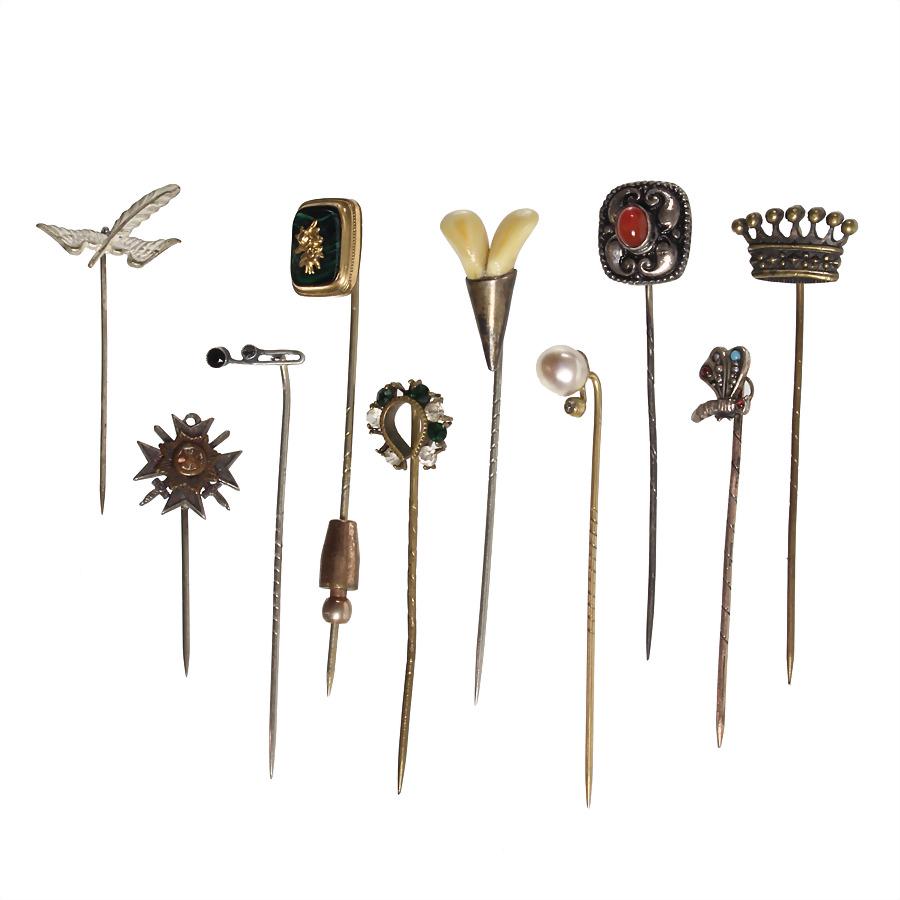 lot: 10 tiepins first half of the 20th century: lot: 10 tiepins first half of the 20th century metal: yellow/white, partially in silver, 1 crown, 1 pair of stag teeth, 1 butterfly paved with 1/2 pearls and stones ?..and other things Ger