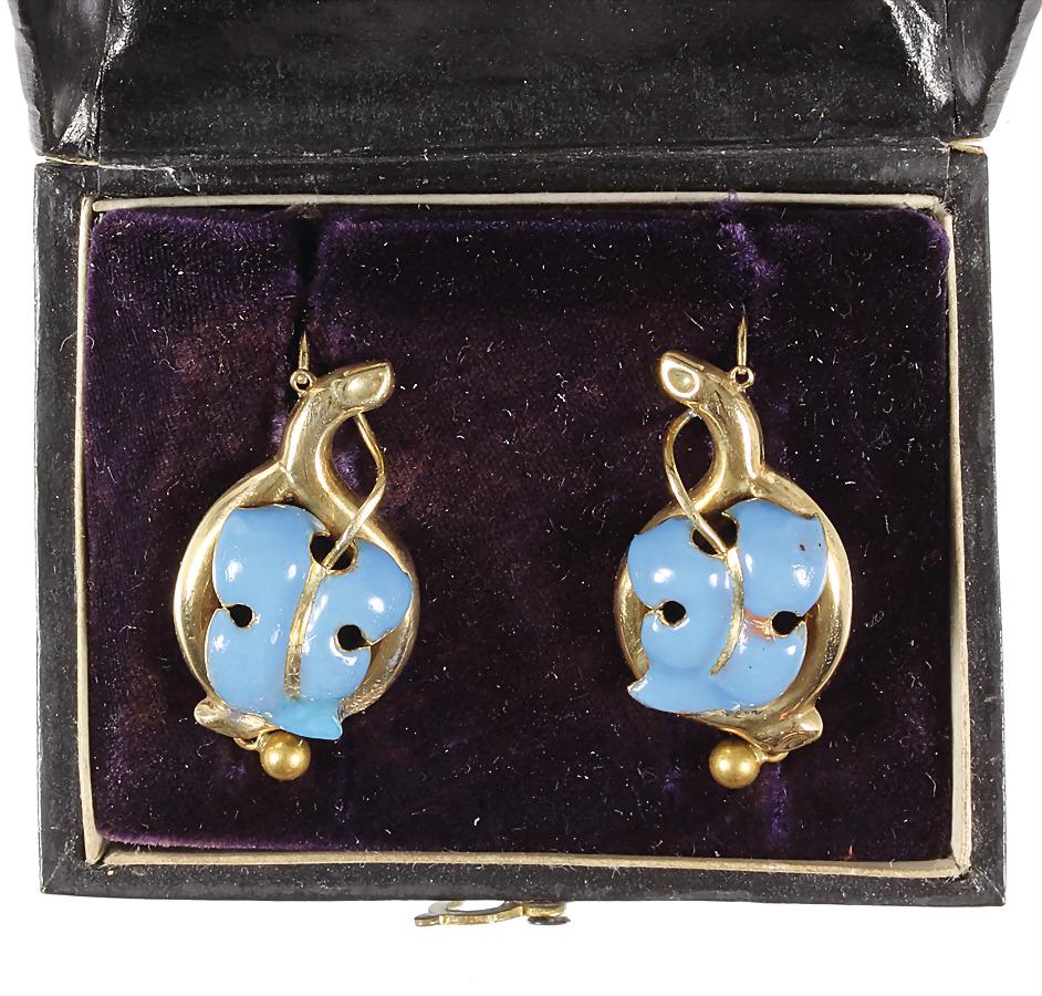 a pair of ear pendants, Biedermeier middle of the 19th: a pair of ear pendants, Biedermeier middle of the 19th century, yellow gold 585/000 (checked), a winding snake behind a blue enamelled leaf, nice plastic worked, subtle chip in enamel, hei