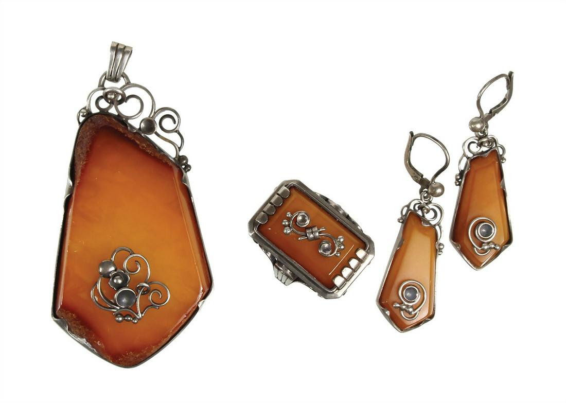 lot: amber BUTTERSCOTCH first half of the 20th century, (1 of 1)