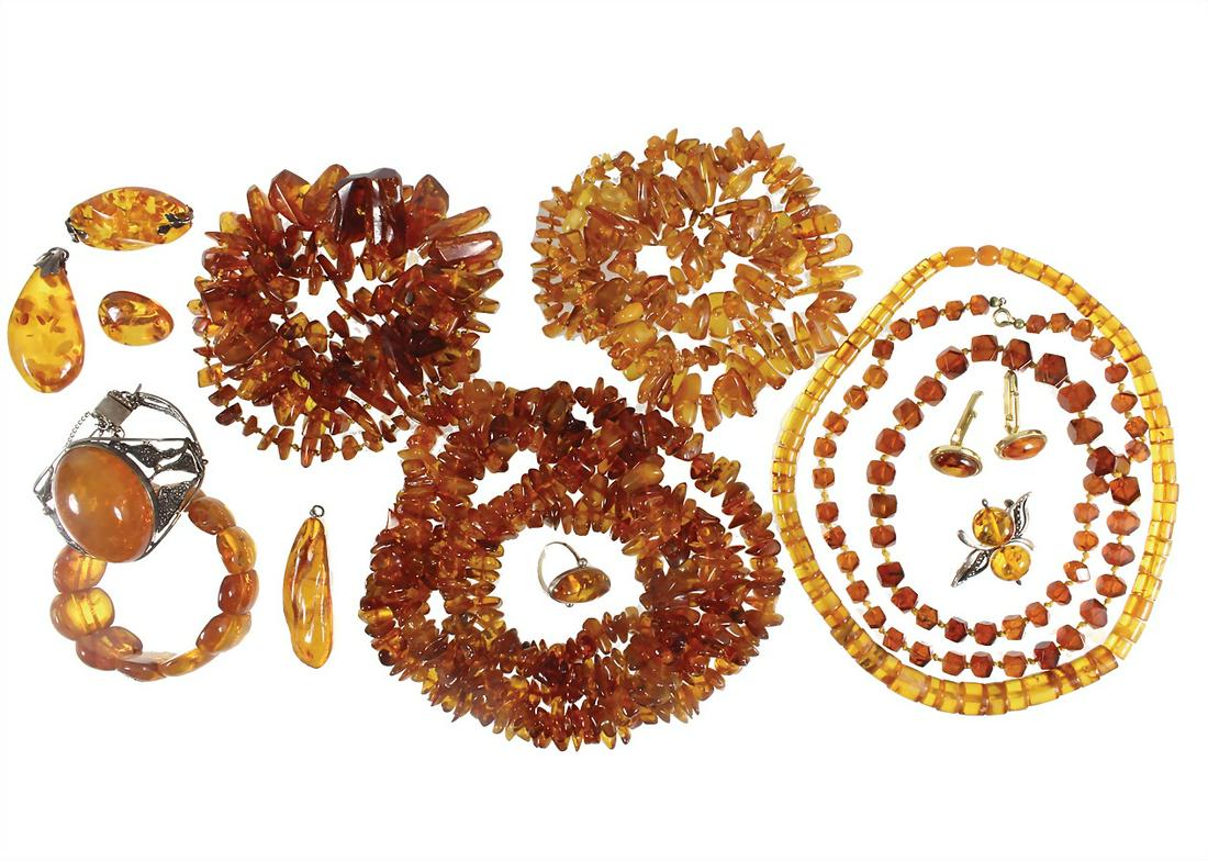 lot: amber jewelry partially set in silver: 2 necklace endless, 3 necklaces with clasp, 1 ring, ring (1 of 2)