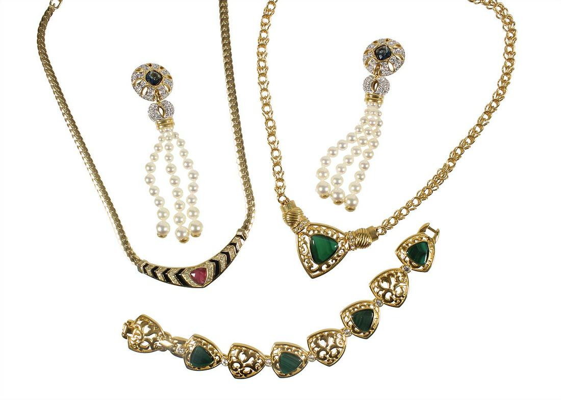 lot: fashion jewelry: yellow metal, a pair of ear pendants, signed swan (symbol) Swarovski), hanging (1 of 1)