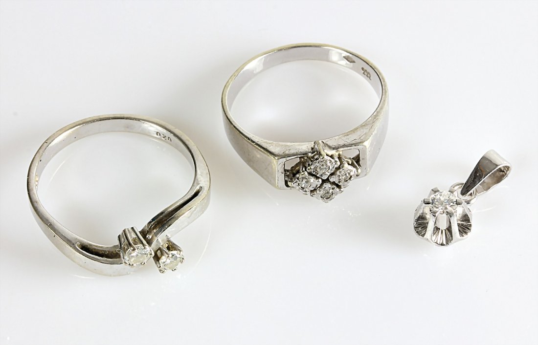 Lot: 1 x Ring, WG 333/000, 4 Diamanten weiß, RW: Lot: 1 x Ring, WG 333/000, 4 Diamanten weiß, RW ca. 54; 1 x Ring, WG 585/000, 2 Brillanten ca. 0,15 ct weiß, RW ca.54,5; 1 x Anhänger, WG 585/000, 1 Brillant 0,12 ct (eingraviert) tw-