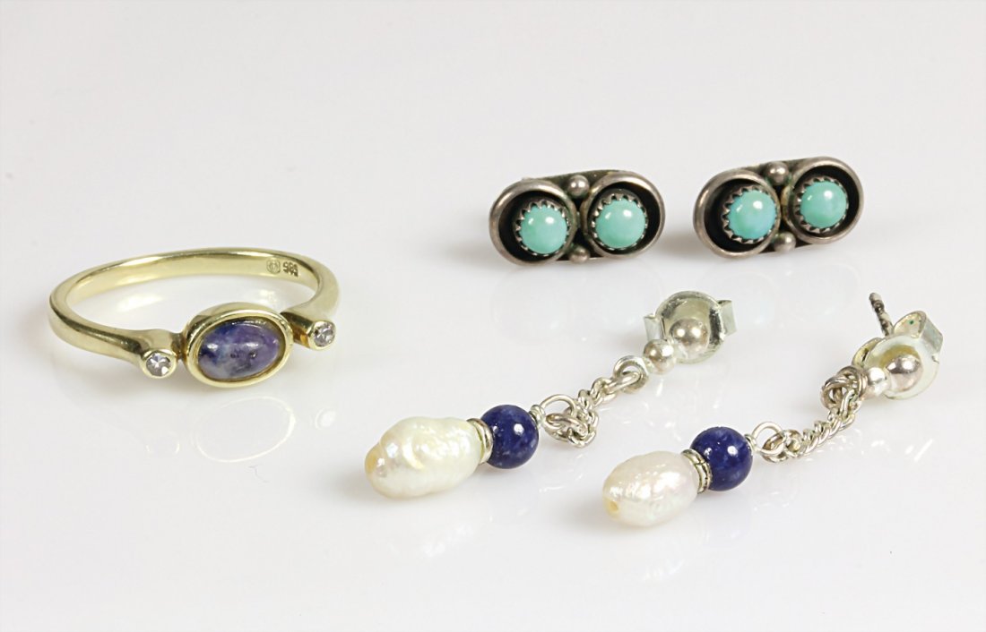 Lot: Ring GG 585/000, lila Cabochon, 2 Diamanten: Lot: Ring GG 585/000, lila Cabochon, 2 Diamanten weiß, RW ca. 52; Ohrstecker Silber 4 Türkise, H = 12,5 mm; Ohrhänger, Silber, 2 blaue Kugeln, 2 Süßwasserperlen, H = 33,5 mm