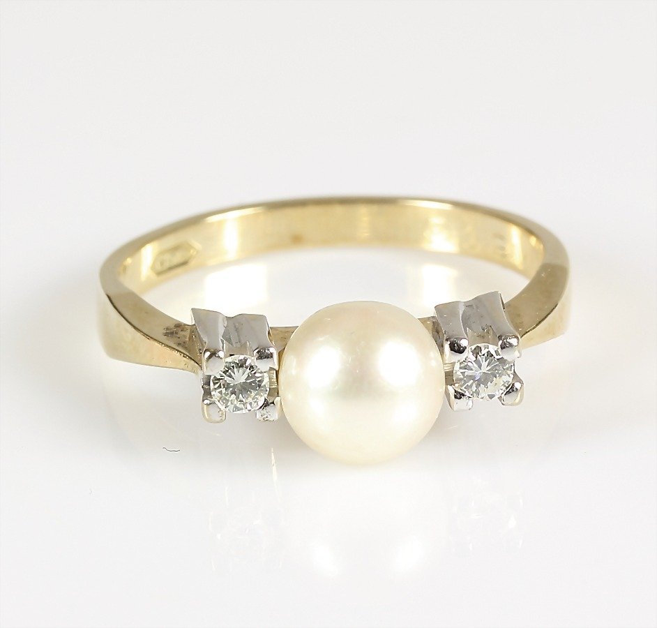 Ring, GG 585/000, Akoja-Perle, 2 Brillanten ca. 0,12 ct: Ring, GG 585/000, Akoja-Perle, 2 Brillanten ca. 0,12 ct get. Weiß-vvsi, RW ca. 56
