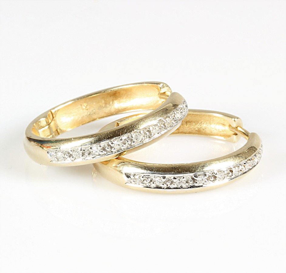 Creolen, GG 585/000, 19 Brillanten ca. 0,16 ct w-si: Creolen, GG 585/000, 19 Brillanten ca. 0,16 ct w-si (Steine weiß gefasst), D = 23,0 mm