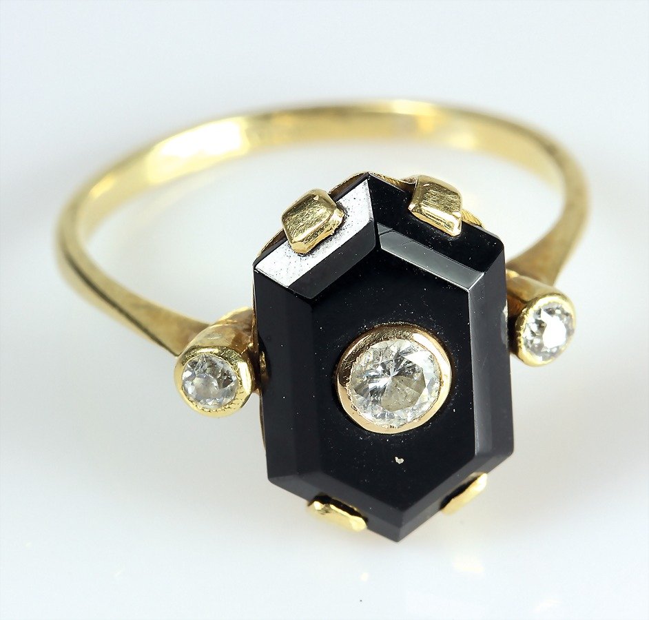 Ring, 1920er Jahre, GG 750/000, Onyxplatte facettiert,: Ring, 1920er Jahre, GG 750/000, Onyxplatte facettiert, 3 Altschliff-Diamanten ca. 0,18 ct weiß, RW ca. 54,5