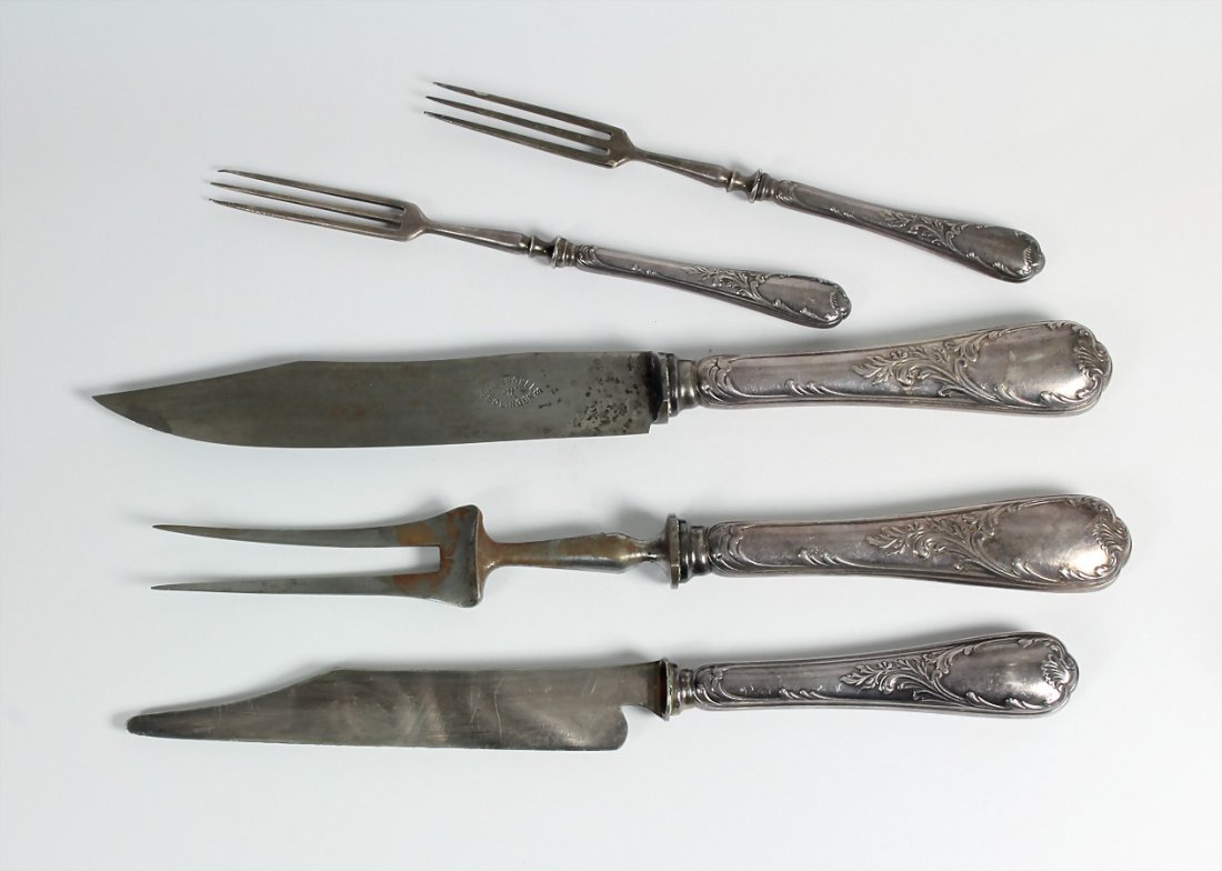 5 Besteckteile "CHRISTOFLE" versilbert, 1 x: 5 Besteckteile "CHRISTOFLE" versilbert, 1 x Tranchierbesteck, 1 x Messer, 2 Gabeln, L = 19,5 - 30 cm