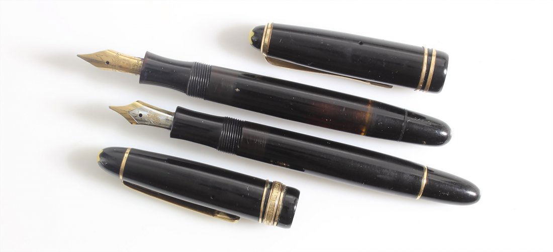 2 Kolbenfüllfederhalter: 1 MONTBLANC: 2 Kolbenfüllfederhalter: 1 MONTBLANC MEISTERSTÜCK 144 M, GG/WG 585/000 Feder, sig.: 4810 M 14 c MONTBLANC 585, vergoldete Ringe u. Clip, Korpus: schwarzes Edelharz, L = 13 cm, elegante Form;
