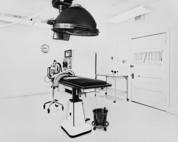 Lynne Cohen 1944 Wisconsin Montreal Canada Labora: Cohen, Lynne 1944 Wisconsin - lives and works in Montreal (Canada) "Laboratory". 1991. Gelatin silver print, matted and with original frame. 102 x 124 cm. Title printed in bottom mat margin. On the re