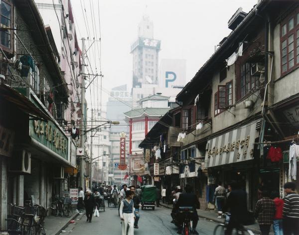 Thomas Struth Geldern Düsseldorf Zhe Jiang Zhong: Struth, Thomas 1954 Geldern (Niederrhein) - lives and works in Düsseldorf "Zhe Jiang Zhong Lu". Shanghai 1997. Chromogenic print, printed 1999, matted and framed. One of an edition of 20. 44 x 56 cm