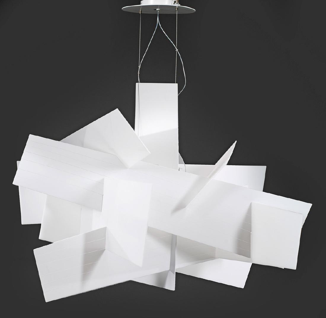 Große Deckenlampe "Big Bang" von Enrico Franzolini &: Vicente Garcia Jimenez 1-flg.; Weiß lackiertes Metall und weißer Kunststoff. Korpus aus unterschiedlich großen, asymmetrisch ineinander gesteckten Trapezen. Aufhängung aus feinen Drahtseilen mit P