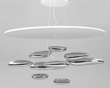 Große Deckenlampe "Mercury" von Ross Lovegrove: 2-flg.; Aluminium und Kunststoff in sog. Quecksilber-Optik und Weiß. Großer runder Plafon als Träger für gestreckte Tropfenelemente als Leuchtmittel und Reflektoren. Herstellerzeichen. Elektrifizi