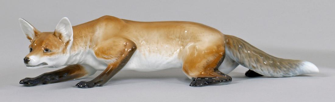 Schleichender Fuchs: in polychromer Unterglasurmalerei. Entw. Fritz Diller, 1913. Entw.-Bez.; Manufakturmarke. H. 7 cm. L. 29 cm. A figure of a creeping fox. Manufacturer's mark. Selb. Rosenthal. Um 1934 - 1956.