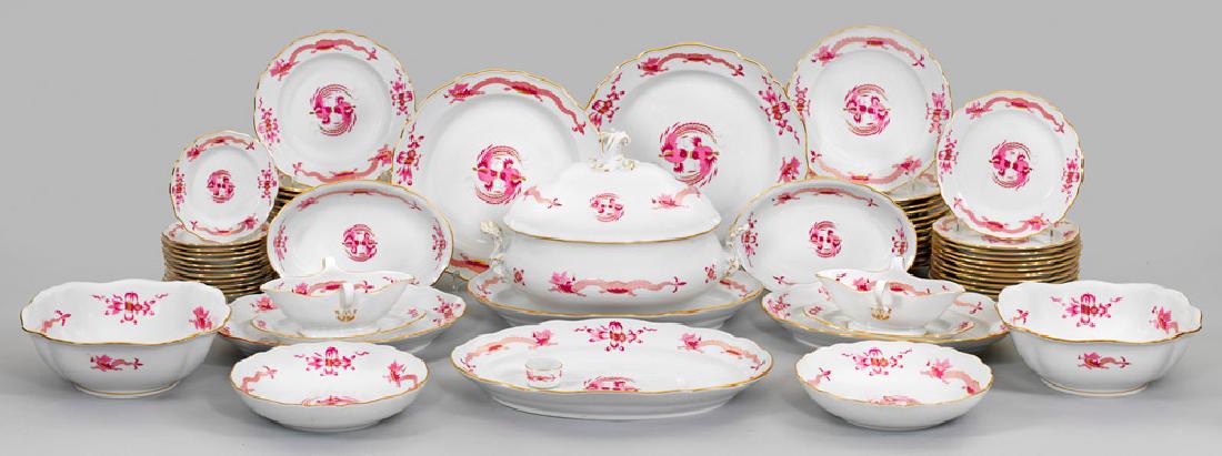 Umfangreiches Speiseservice mit Dekor "Reicher Drache": für 12 Personen. 63-tlg.; 12 Speise-, 12 Suppen-, 12 Brot- und 11 Vorspeisenteller, Deckelterrine und Presentoire, 2 Saucieren, 8 Beilagenschalen, 3 Bratenplatten, Saliere. Form "Neuer Ausschnitt". D