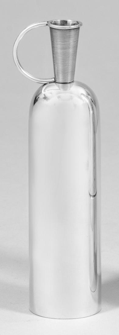 Seltene Orchideenvase: Zylindrischer, glatter Korpus mit gerundeter Schulter. Trichterförmiger, mehrfach profilierter Hals, seitlich halbrunder Henkel aus zwei schmalen Streben. Entw. Svend Weihrauch. Gest. 925, Herste