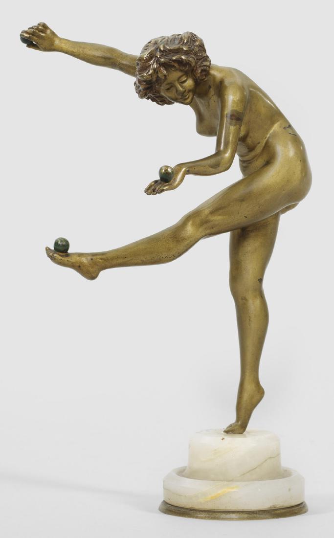 Claire Colinet: (1880 Brüssel - 1950 Asnières) Jugendstil-Aktfigur einer Tänzerin mit Kugeln Bronze, goldfarbene Kaltpatintierung. Sign.; Heller Onyxsockel. Statuette eines Mädchens, in graziö
