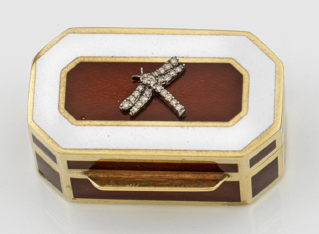 Pillendose: in der Art von Karl Fabergé. Mit Etui. Silber, vergoldet und emailliert. Rechteckiger Korpus mit geschrägten Ecken, unterteilt in rot emaillierte Felder über guillochiertem Grund. Decke