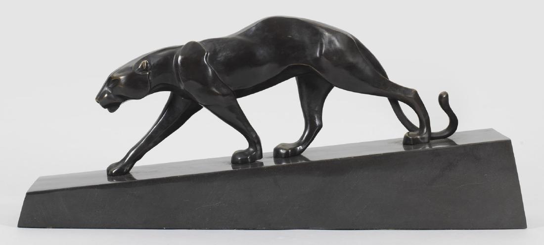 Maurice Prost: (1894 Paris - 1967 ebenda) nach Schleichender Panther Bronze, dunkel patiniert, dunkelgrauer Steinsockel. Die um 1928 modellierte Art Déco-Plastik gehört zu den bekanntesten Werken des bedeu