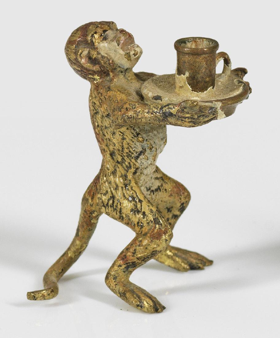 Miniaturfigur eines Affen als Diener: Wiener Bronze. Bemalung ber.; H. 3,8 cm. A painted Vienna bronze miniature figure of a monkey as servant. Painting rubbed. Österreich. Wien. Um 1900.
