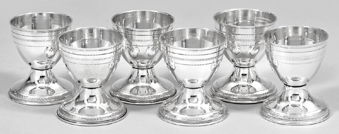 Sechs Eierbecher: Über flachem Stand konischer Korpus mit glatter Wandung und dekorativem Eierstabfries. Gest. 925. Gew. zus. ca. 170 g. H. 6 cm. Six egg-cups. Standard mark 925. Sterling-Silber. 20. Jh.