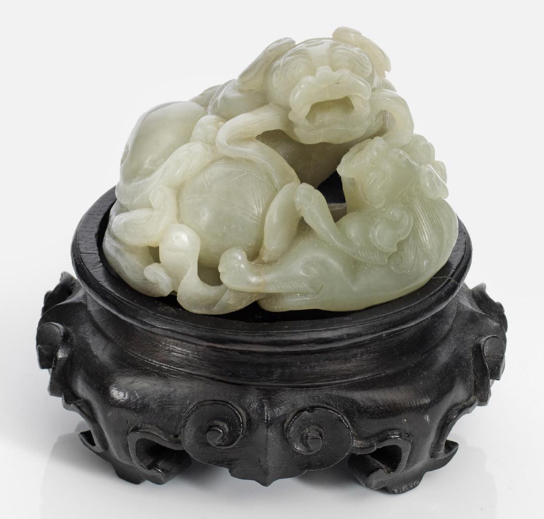 Jade-Figur eines Fo-Hundes mit Welpen (1 of 1)