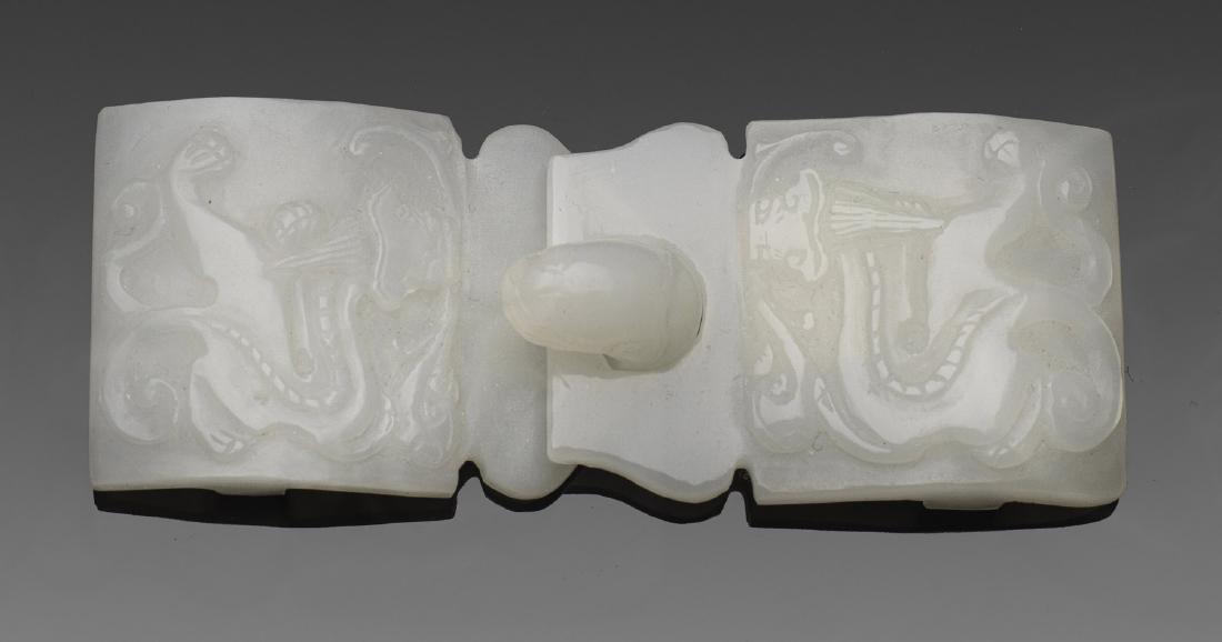 Jade-Gürtelschließe: 2-tlg.; Weiße Hammelfettjade, geschnitzt und poliert. Rechteckige Form mit Drachenmotiv. 10 cm x 4 cm. Provenienz: Asiatika-Sammlung Günther Köpping, Berlin. A carved "mutton fat" jade