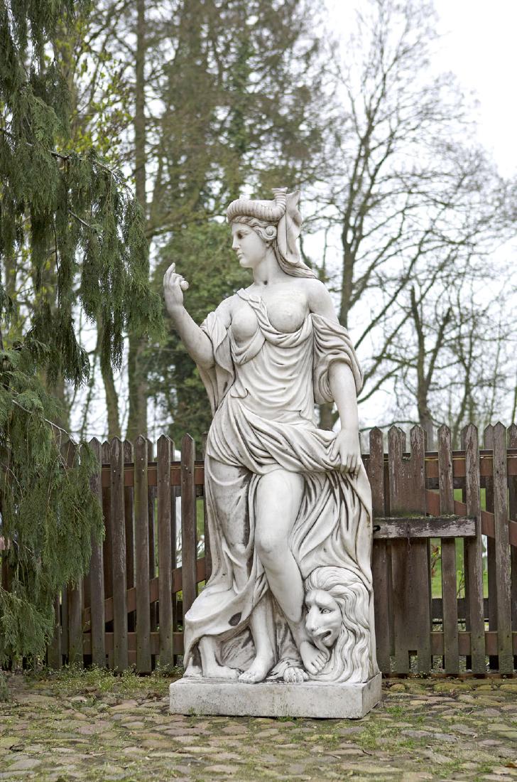 Italienischer Bildhauer: (Tätig im 20. Jh. in der Toskana) Große weibliche Figur als Personifikation des Erdteils Afrika Weißer Marmor. Auf einer rechteckigen Plinthe im Kontrapost stehende, neoklassizistische