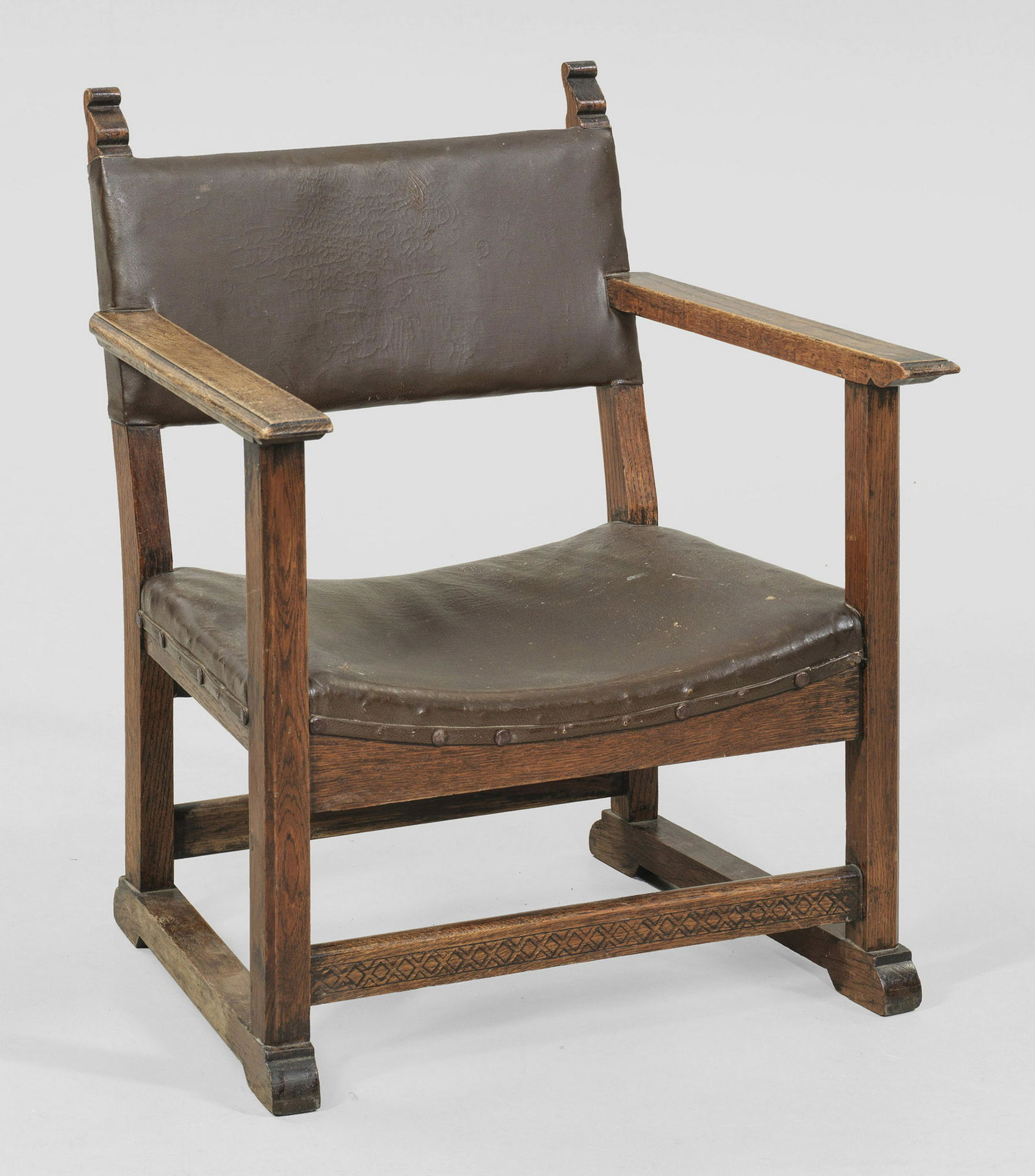 Kleiner Kaminsessel von Adolf Loos: in der Tradition des Arts & Crafts Movements. Eichenholz. Trapezförmige Zarge auf gekanteten Beinen und flachen Kufen. Entsprechende Stützen für flache Armlehnen. Rechteckige, leicht gewölbte Rüc