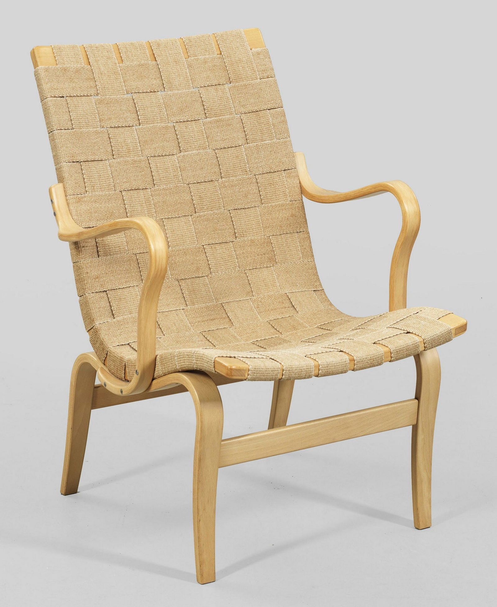 Eva Chair von Bruno Mathsson: Helles Buchenholz und Gurtband. Gestell aus teilw. gebogten Streben und geraden Stegen. Geschwungene Sitzfläche in Rückenlehnenrahmung übergehend. Bespannung aus geflochtenem Gurtband. Entwerfer un