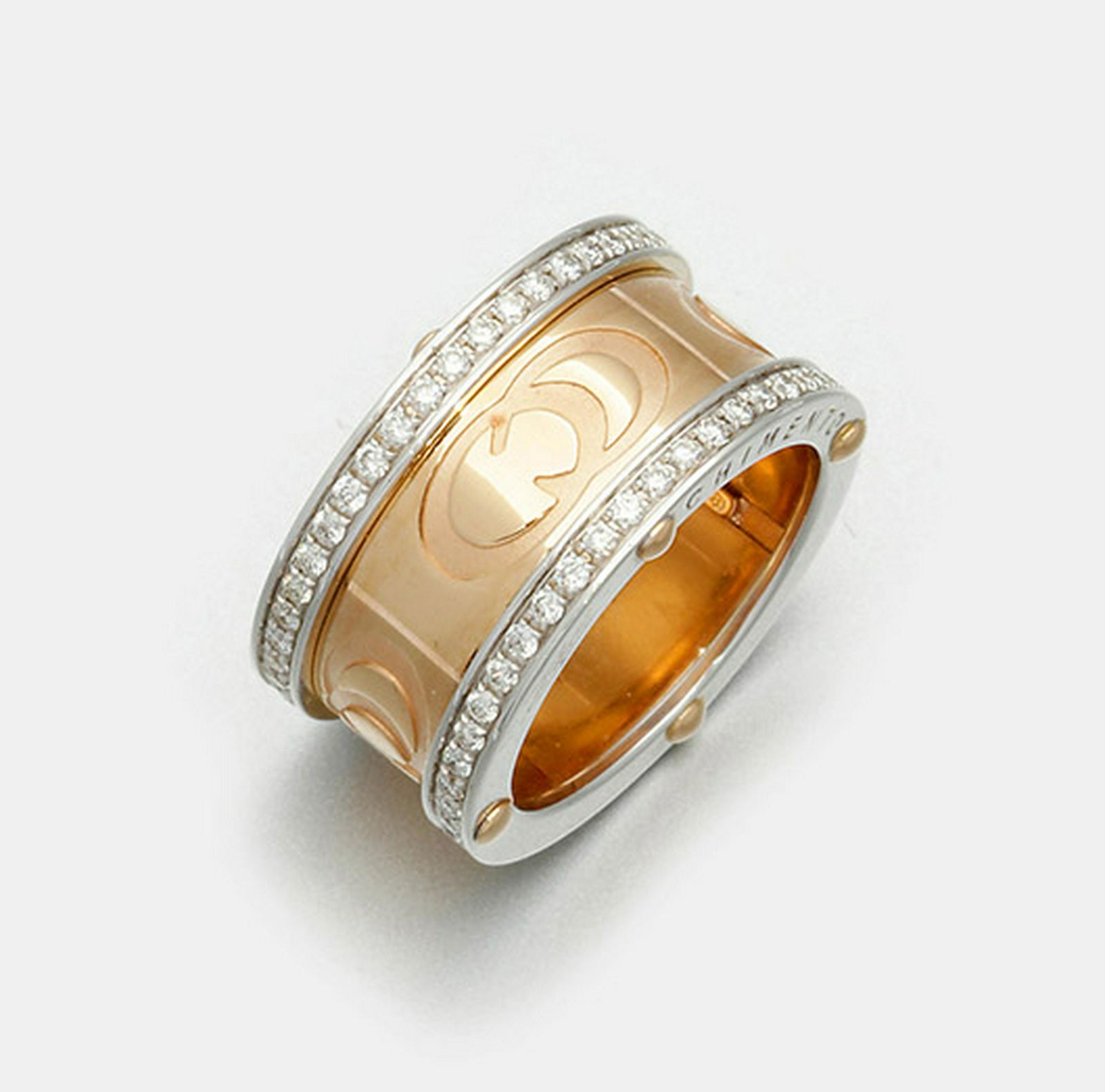 Diamantbandring von Chimento: Rosegold, gest. 750. Breite Bandform mit graviertem Logo, begrenzt von feinen Diamantbändern. Gew. 12,00 g. Herstellerzeichen. A Chimento ring set with small diamonds, in 18 k red gold. Maker's mark.