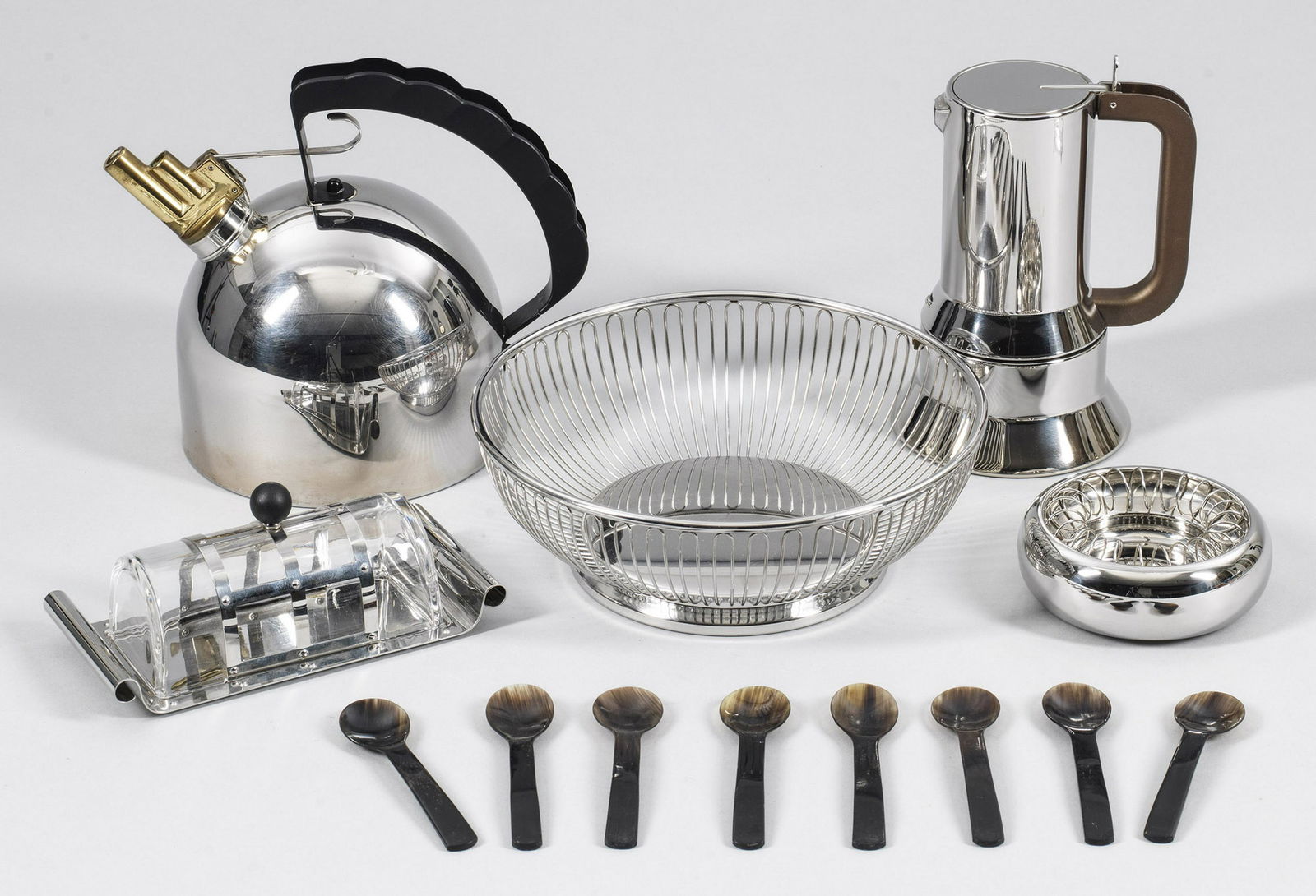 Konvolut Küchenzubehör von Alessi: 5-tlg.; Espressokocher, Pfeifenkessel, Butterdose, Brotkorb und Aschenbecher. Edelstahl. Entw. u.a. Richard Sapper, Michael Graves und Achille Castiglioni. Dazu acht Eierlöffel aus Horn. Provenienz: