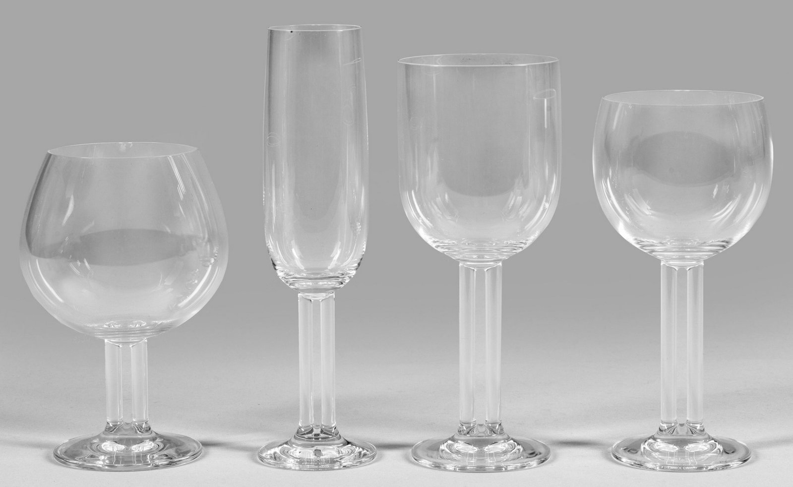 31 Gläser aus dem Rosenthal-Service "Cupola Form 26150": Farbloses Glas. 6 Cognacschwenker H. 15,5 cm; 12 Sektflöten H. 21,5 cm; 12 Weißweingläser H. 19,8 cm; 1 Rotweinglas H. 18 cm. Entw. Mario Bellini und Michael Boehm, 1985. Firmen-Ätzstempel "Rosent