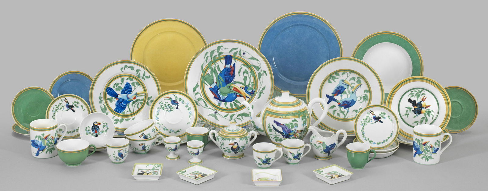 Restservice "Toucans" von Hermès: 50-tlg.; 8 Speise-, 6 Vorspeisen-, 6 Suppen-, 2 Brot-, 2 Dessert-, 2 Kuchtenteller, Kaffeekanne, Zuckerdose, Sahnegießer, 4 Mokka-, 3 Teetassen mit Untertassen, 2 Frühstückstassen, 2 Eierbecher, 3