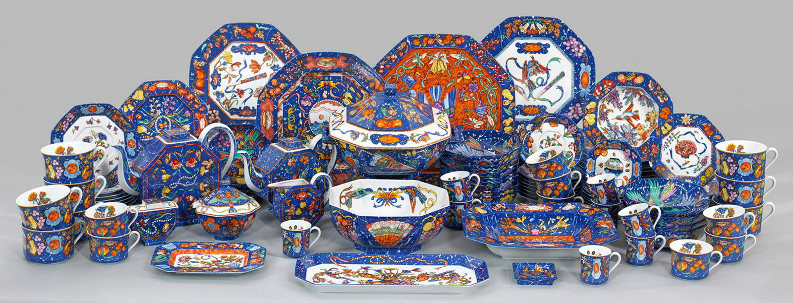 Umfangreiches Tafelservice "Marqueterie de Pierres: d'Orient et d'Occident" von Hermès für 8 Personen. 94-tlg.; 8 Speise-, 8 Vorspeisen-, 8 Suppen-, 9 Brot-, 8 Kuchenteller, Kaffee-, Teekanne, 2 Zuckerdosen, Sahnegießer, 8 Espresso-, 8 Kaffee- und 8