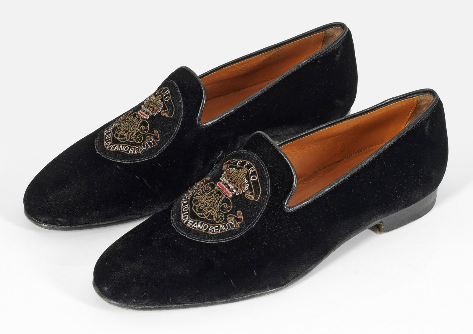 Paar Slipper von ETRO: Schwarzer Samt und orangebraunes Leder mit Stickerei aus Metallfäden. Herstellerzeichen. Gebrauchsspuren. Schuhgröße 45. Provenienz: Vintage-Collection eines norddeutschen Journalisten. A pair of v