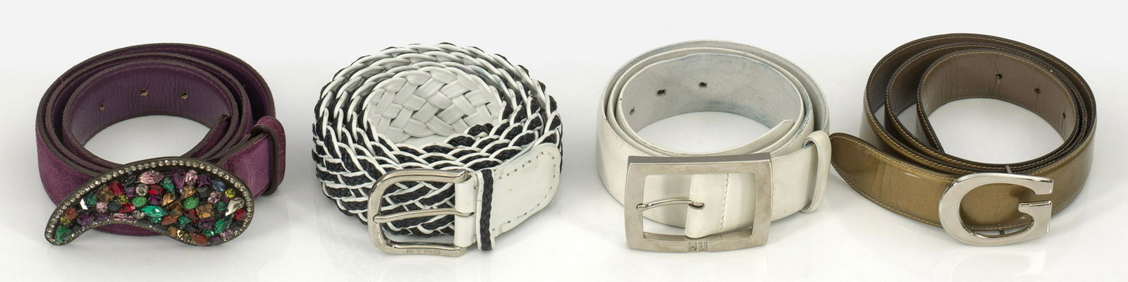 Vier Vintage-Designergürtel von GUCCI, ETRO und JOOP!: Beerenfarbenes, weißes und goldfarbenes Leder. Silberfarbene bzw, bronzierte Metallschließen, teilw. mit opulentem Besatz aus Glassteinen. Herstellerzeichen. Getragen. L. 85 cm - 110 cm. Provenienz: