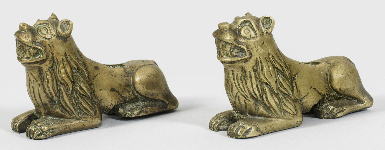 Paar ruhende Löwen: Gegenstücke. Bronze. Vollplastisch gestaltete liegende Löwen mit erhobenem Kopf. H. 9,7 cm. Provenienz: Aus einer alten norddeutschen Privatsammlung. A pair of German resting bronze lions from a pri
