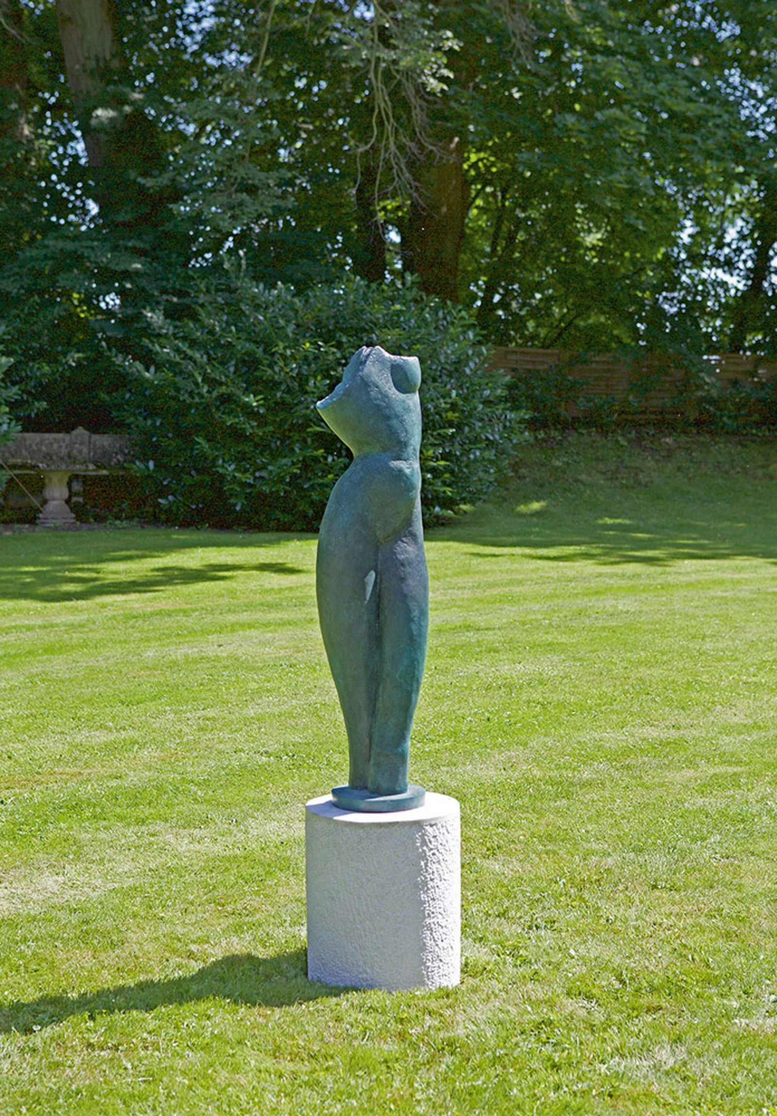 Alexander Archipenko: (1887 Kiew - 1964 New York) nach Weiblicher Torso Große Bronze, dunkelgrün patiniert. Künstler-Bez.; Weißer Marmorsockel. Posthumer, zeitgenössischer Guss nach einer um 1920 geschaffenen Skulptur