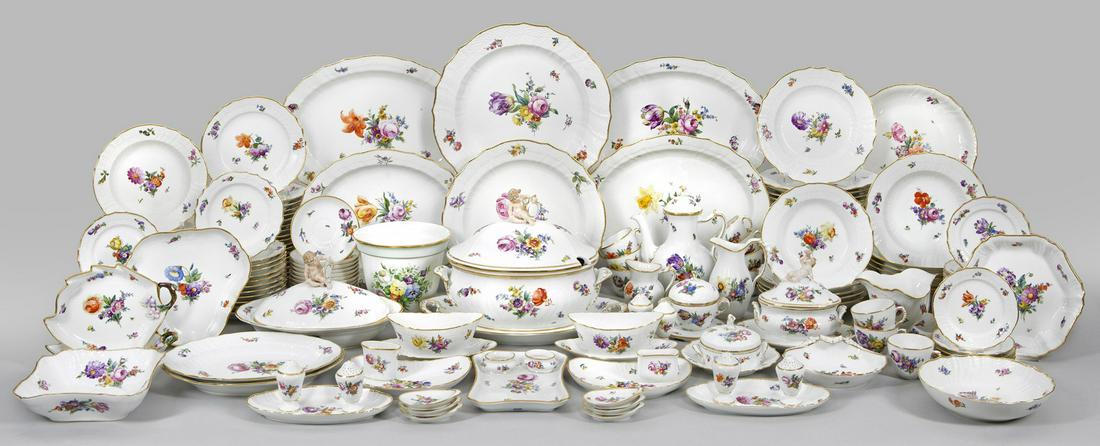Kaffee- und Speiserestservice mit Blumendekor: Kaffee- und Speiserestservice mit Blumendekor 169-tlg.; Kaffeekanne, Zuckerdose, Sahnegießer, 12 Kaffeetassen mit Untertassen, 18 Speise-, 6 Suppen-, 18 Bouillon-, 18 Vorspeisen-, 12 Brot-, 30 Ko