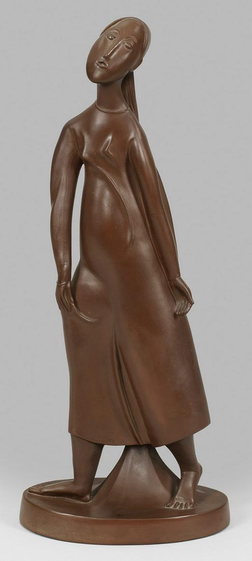 Nachtwandlerin: Böttgersteinzeug. Auf ovaler Plinthe vollplastische Darstellung eines schlafwandelnden Mädchens. Entw. Gerhard Marcks (1889 - 1981), 1919. Modell-Nr. F 271. Schwertermarke. H. 36 cm. Vgl. Marusch-Kr