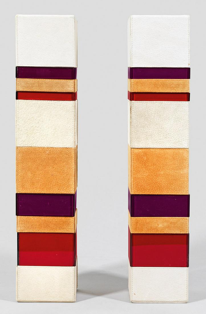 Paar Design-Vasen "No. 2" von Gilles Caffier: Hoher, quaderförmiger Korpus, ummantelt von verschiedenen rot- und lilafarbenen Kunststoffringen sowie vernähter (Wild-)Leder. Bez. °2. Herstellerzeichen. H. 50,5 cm. 10 cm x 10 cm. A pair of desig